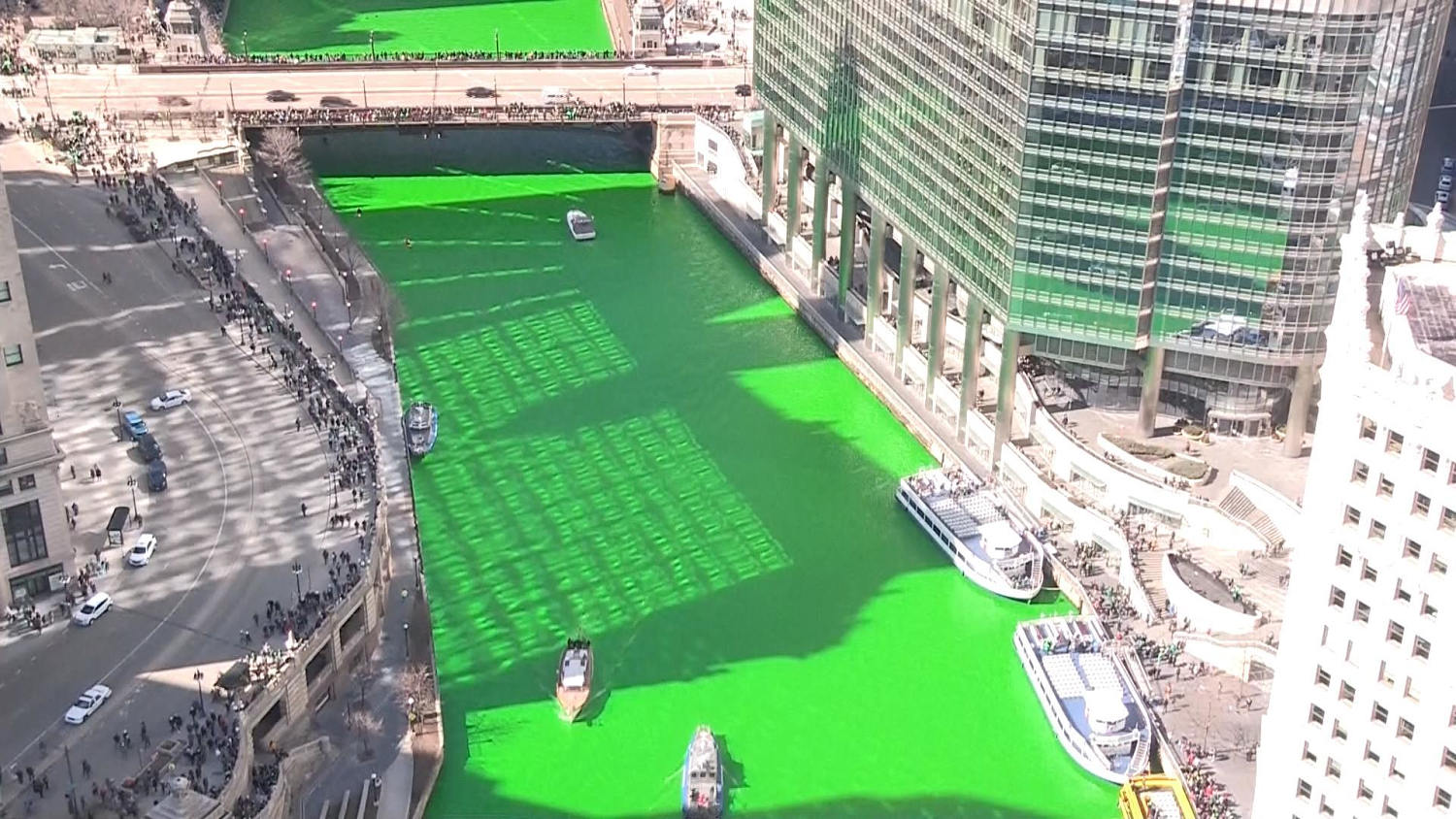 The Chicago River turning green for St. Patrick's Day : r/mildlyinteresting