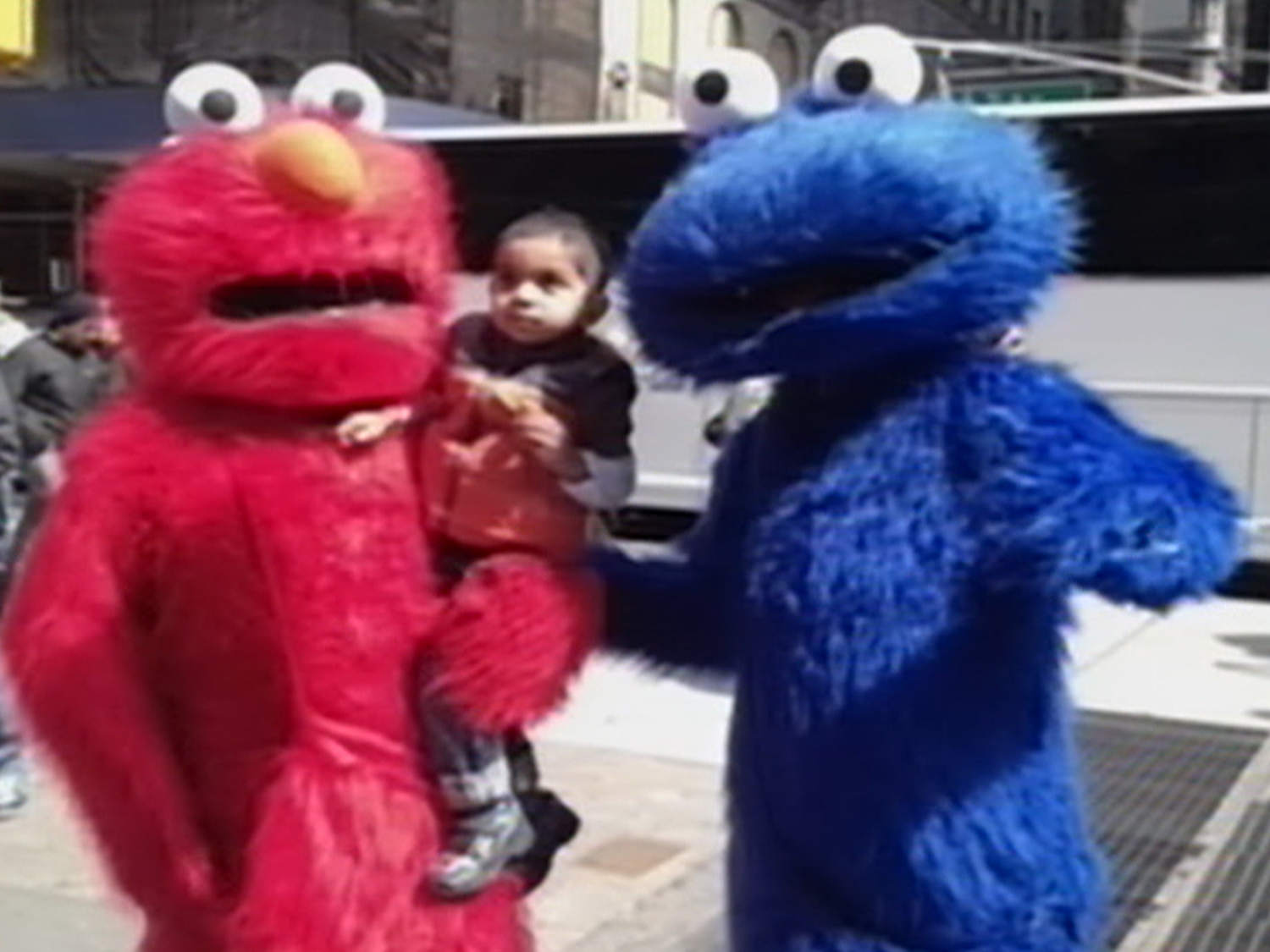 do not engage man dressed as cookie monster Santa Cruz Police Police Warn 'DO NOT ENGAGE' man in Cookie Monster  costume. Recently, a man dressed up like the Cookie Monster in Santa Cruz is  causing concern around the Beach and