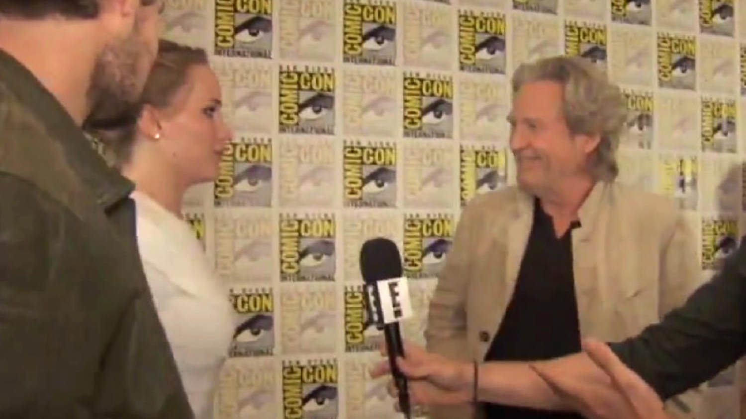 5. Jennifer Lawrence was so star-struck by Jeff Bridges that she went up to him twice at Comic-Con. Both stars interviewed one another and professed a genuine love for one another.