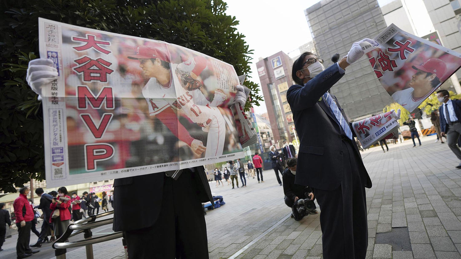 Fans greet rookie of the year Ohtani at Narita airport on return to Japan -  The Mainichi