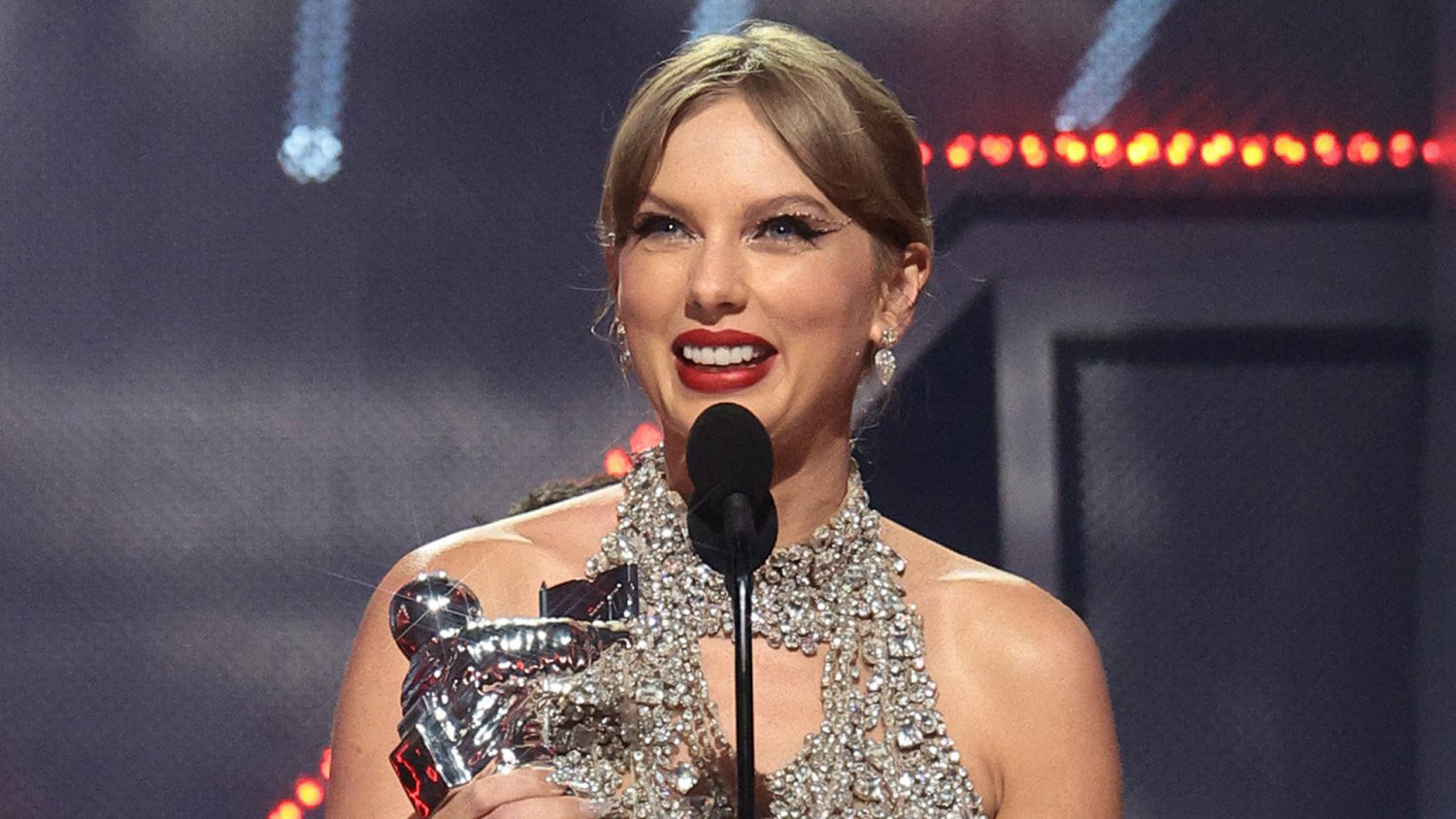 tdy_pop_7a_carson_daly_mtv_vma ...