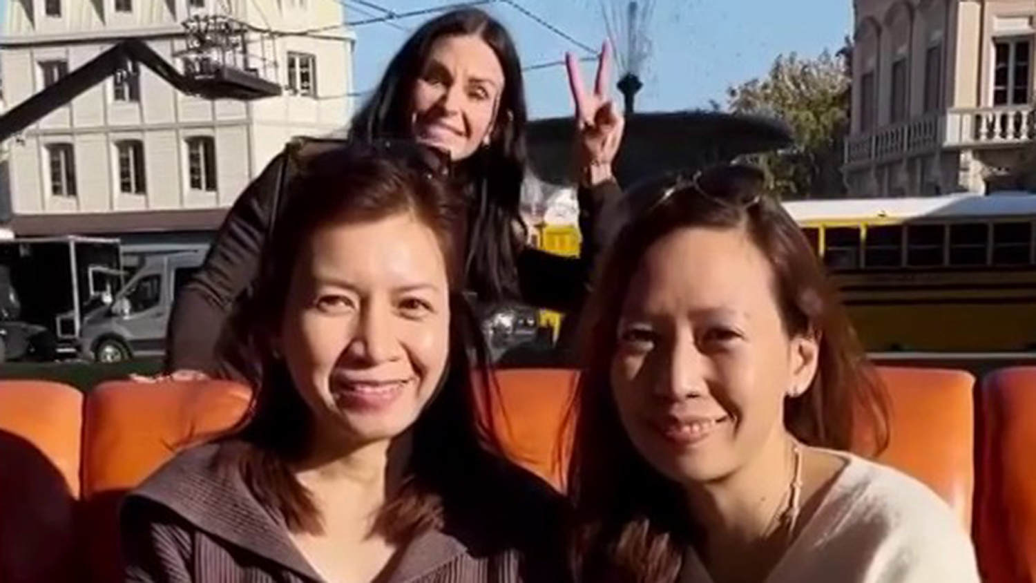 See Courteney Cox photobomb the famous 'Friends' fountain