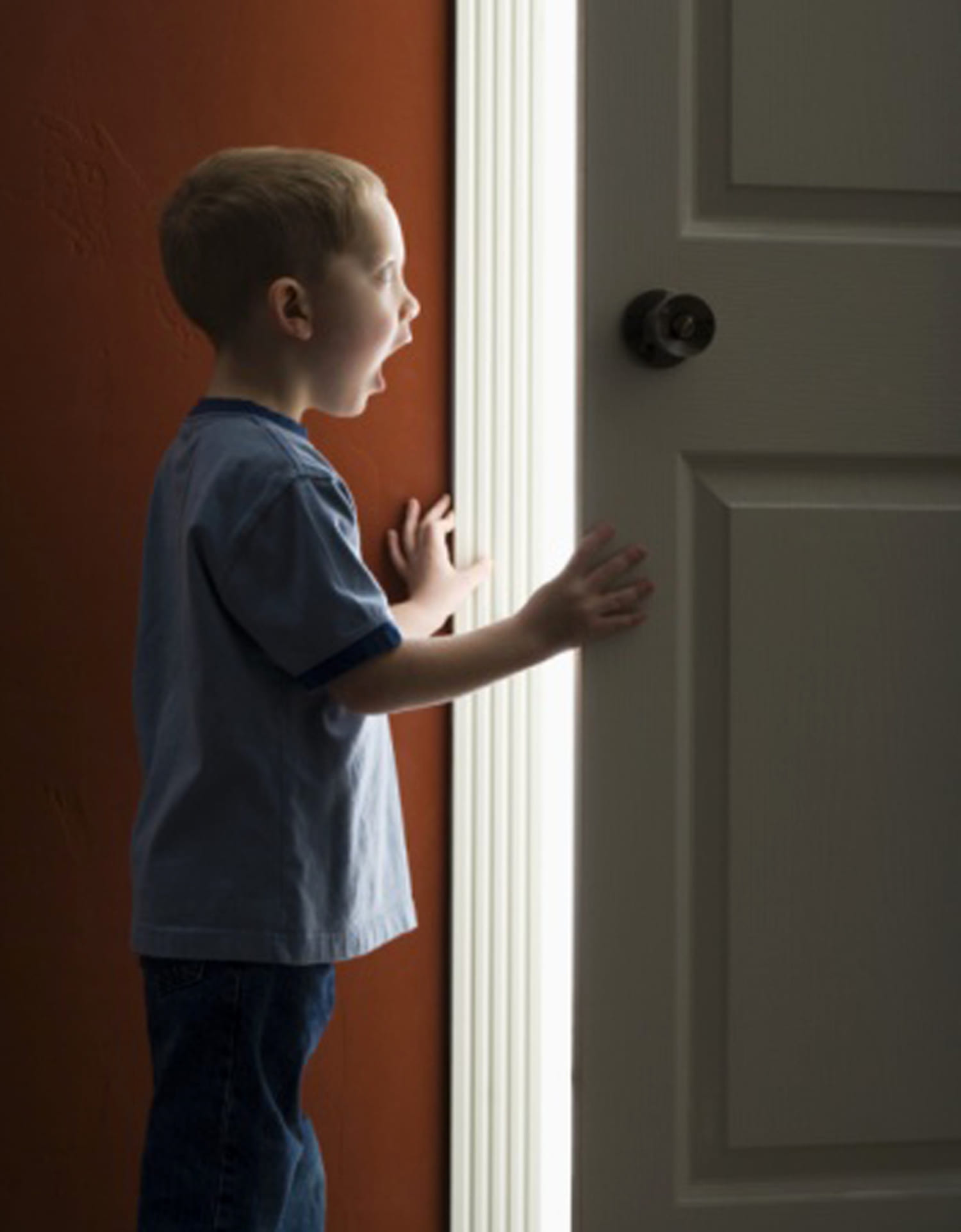 Тихонько откроет дверь. Ребенок заглядывает в дверь. Ребенок открывает дверь. Ребенок за дверью. Мальчик открывает дверь.