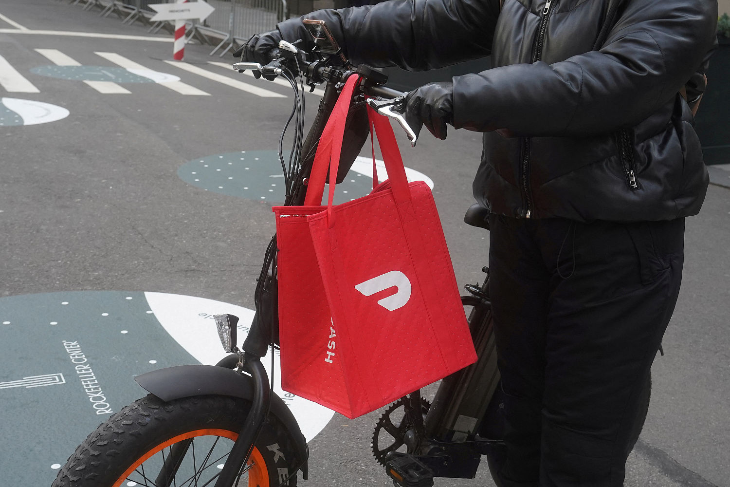 “Crimen macabro”: vecino acusado de asesinato tras el hallazgo de una repartidora de DoorDash descuartizada