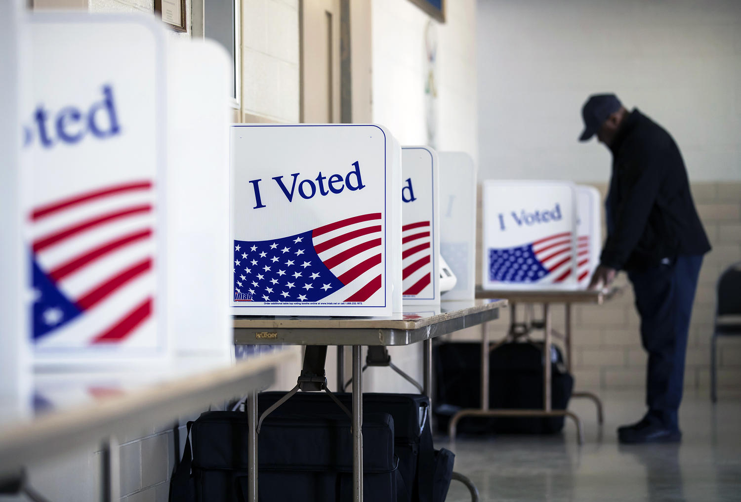 “Todo se ha encarecido”: qué piensan los votantes en los distritos electorales más reñidos a un mes de los ‘midterms’