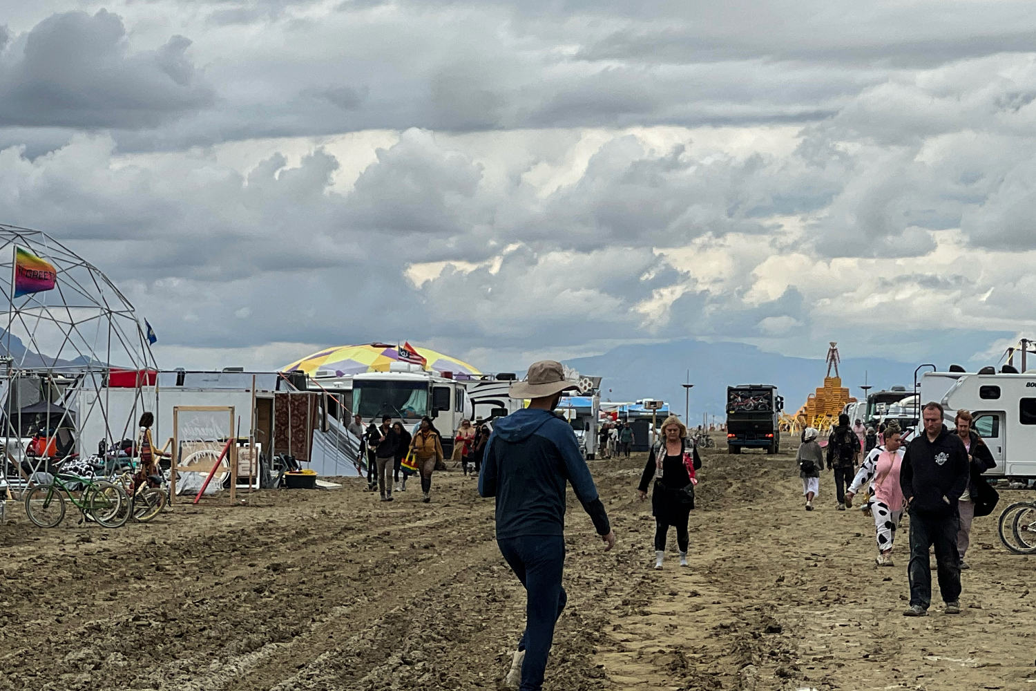 Tres muertos durante el festival Burning Man 2026 en Nevada; causas investigadas