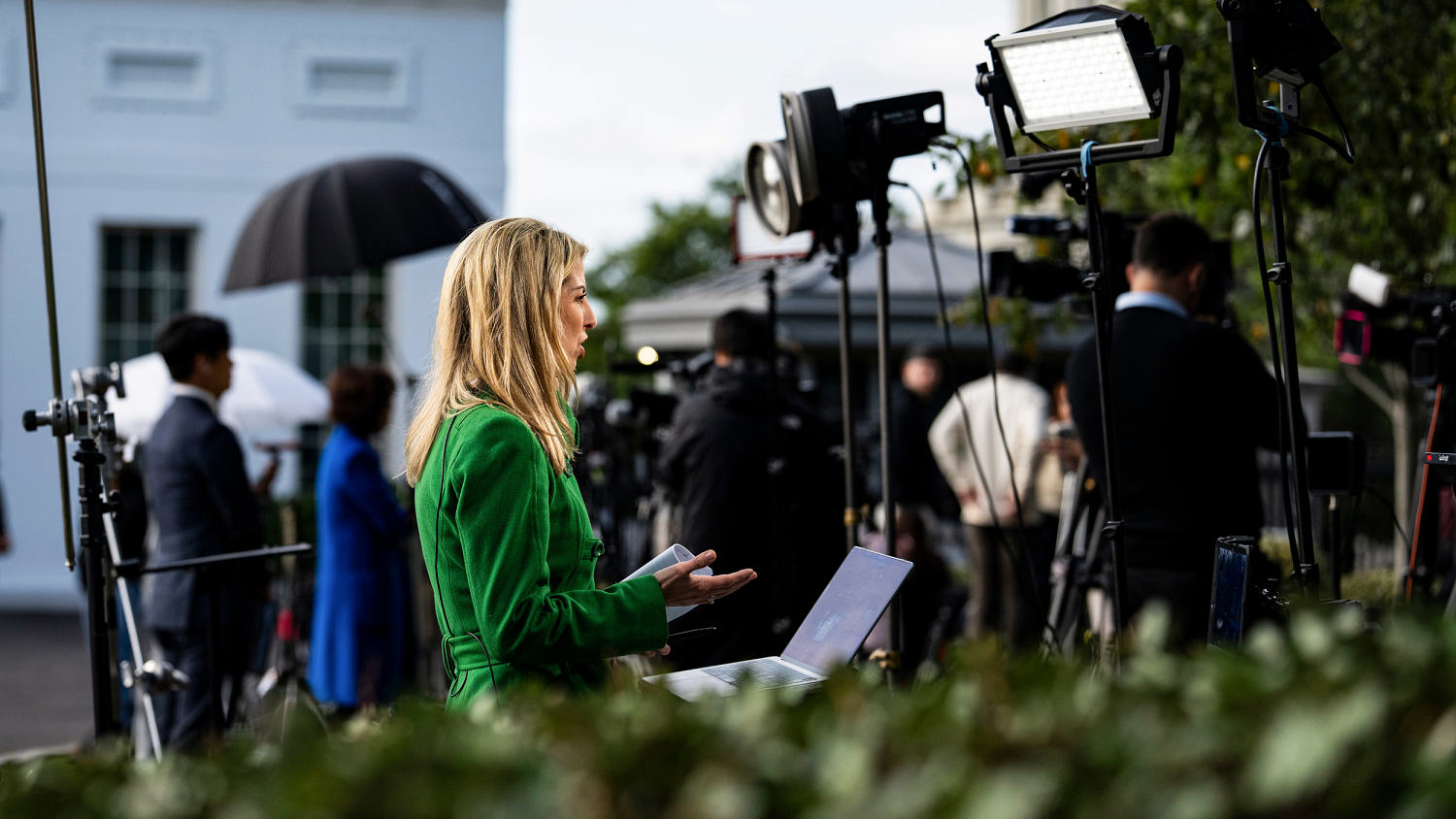 Una corte extiende la orden que prohíbe a Trump negar el acceso de CNN, MS NOW y Politico a la Casa Blanca