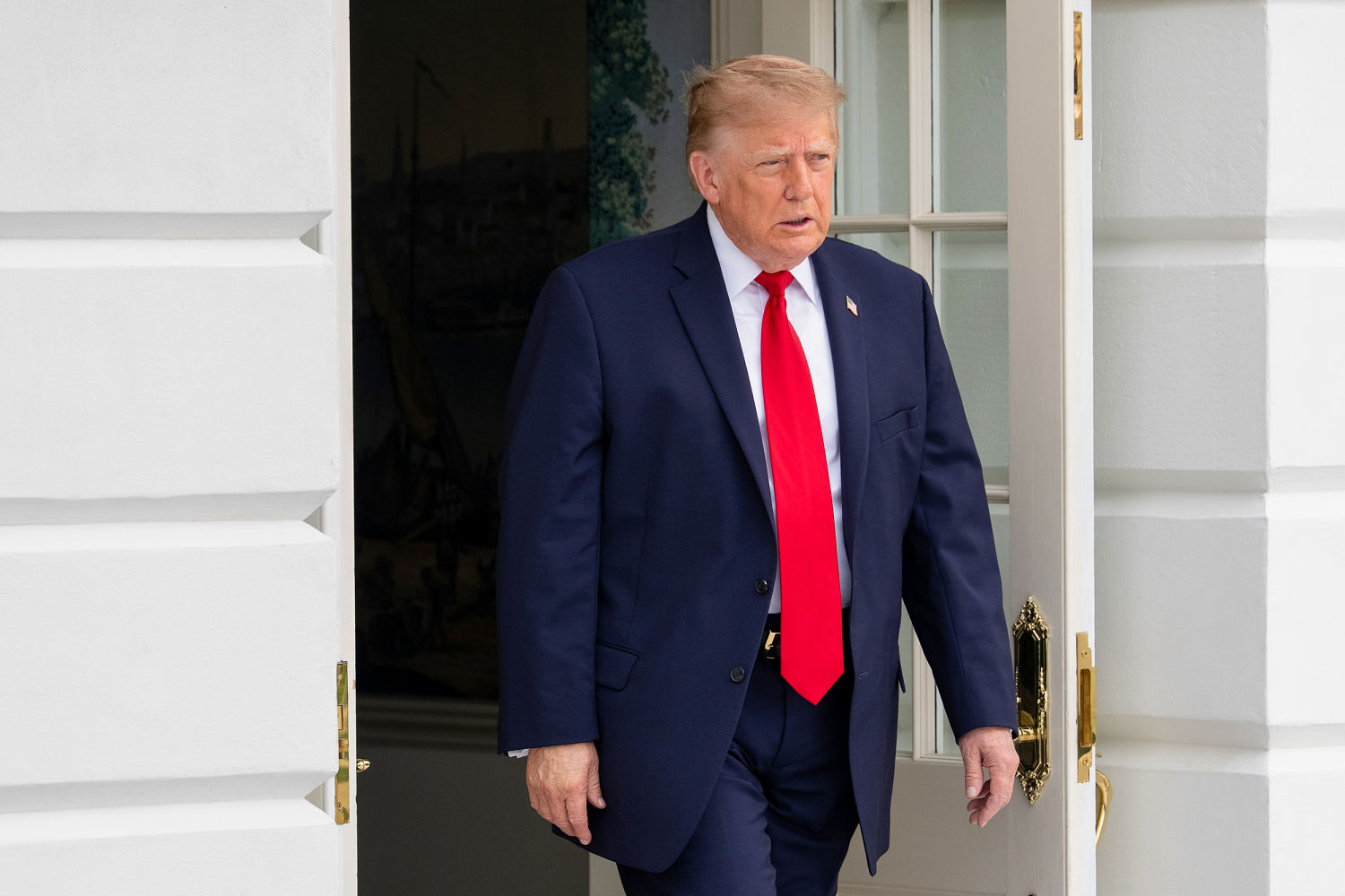 Trump cancela casi $1,000 millones destinados a inmigrantes y programas de diversidad aprobados por el Congreso