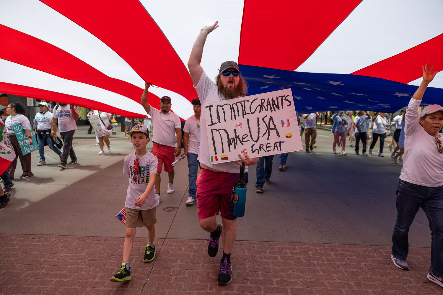 Líderes hispanos exigen a Trump una reforma migratoria: “Construyó el muro, pero que arregle la puerta de entrada”