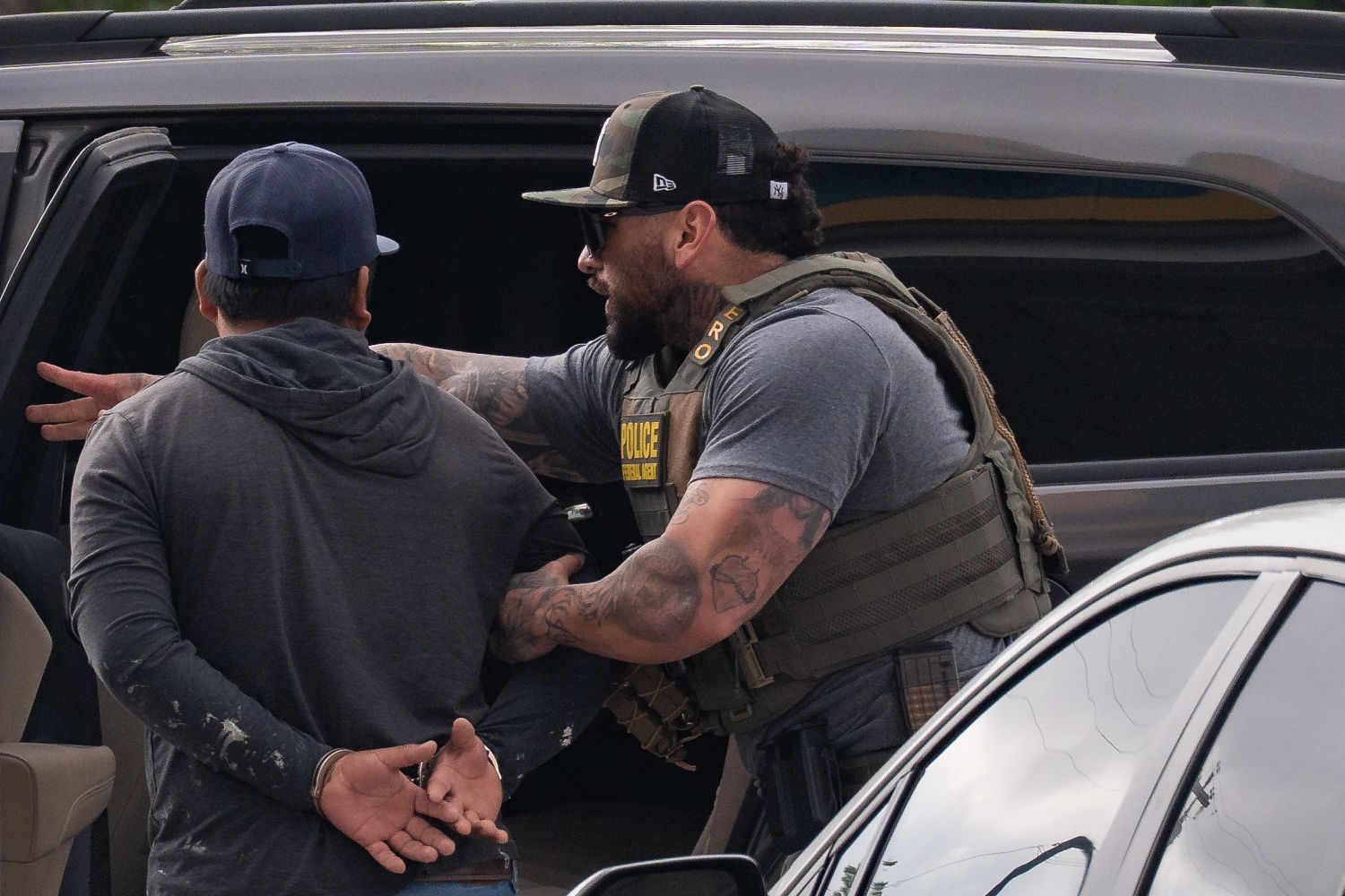 California prohíbe guantes de electrochoque para agentes de ICE