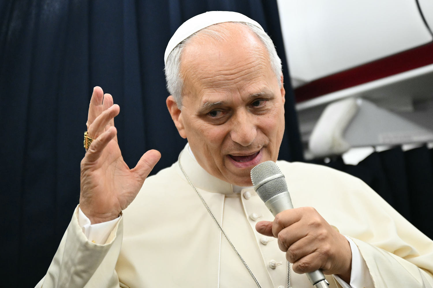 El papa León XIV pide tomarse en serio los peligros de la IA, cuando Trump los desestima