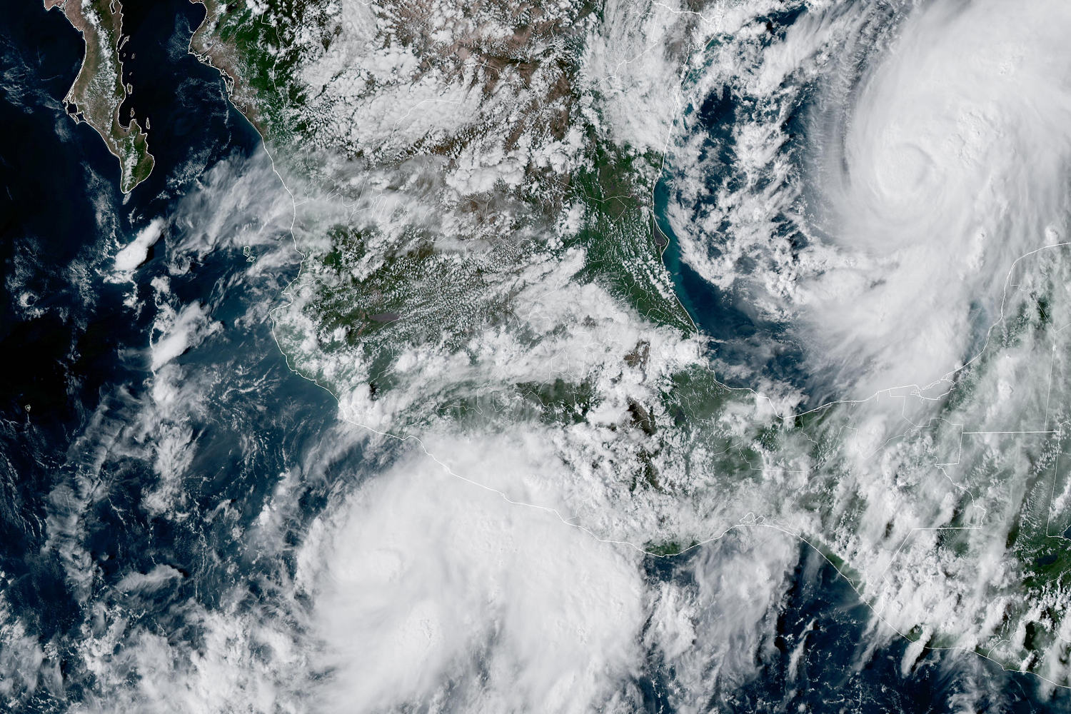 EN VIVO: Isaías se degrada a ciclón postropical tras llegar a Florida. El huracán Simón acecha la costa del Pacífico mexicano