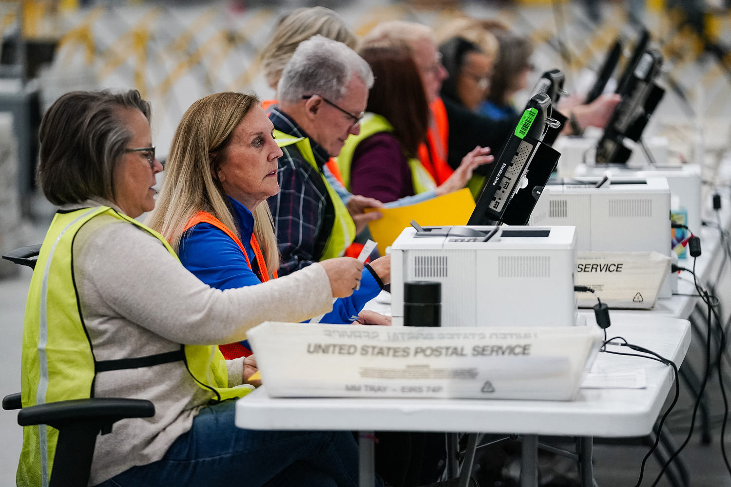 Autoridades federales investigan cartas con sustancias sospechosas enviadas a oficinas de legisladores y funcionarios electorales