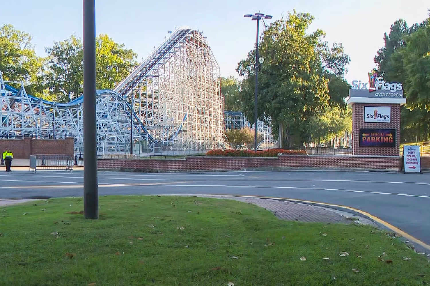 Una persona muere y varias resultan heridas por incidente en una montaña rusa en el parque Six Flags de Georgia