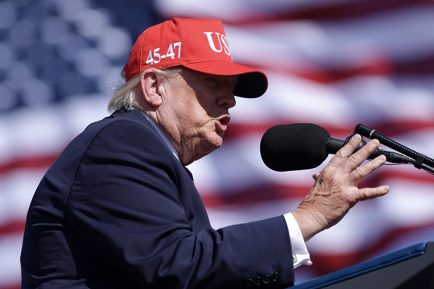 Trump dice que a los funcionarios públicos que filtran información a los medios “deberían fusilarlos”
