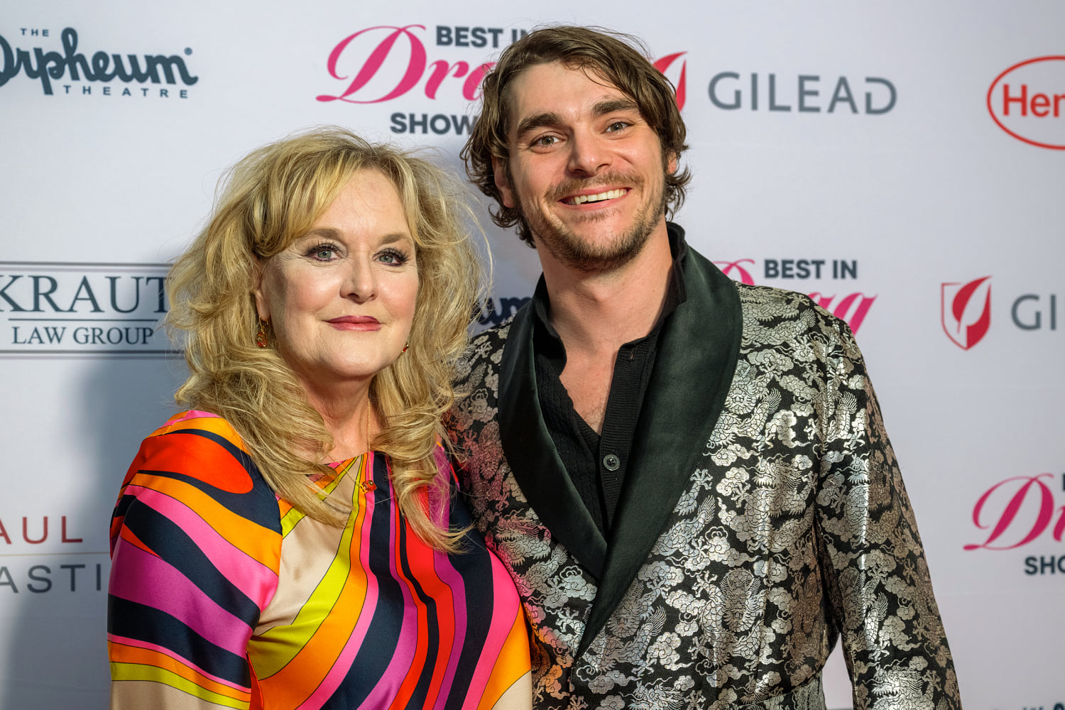 La madre del actor RJ Mitte insta a padres a estar atentos a señales de alerta tras la muerte de la estrella de ‘Breaking Bad’