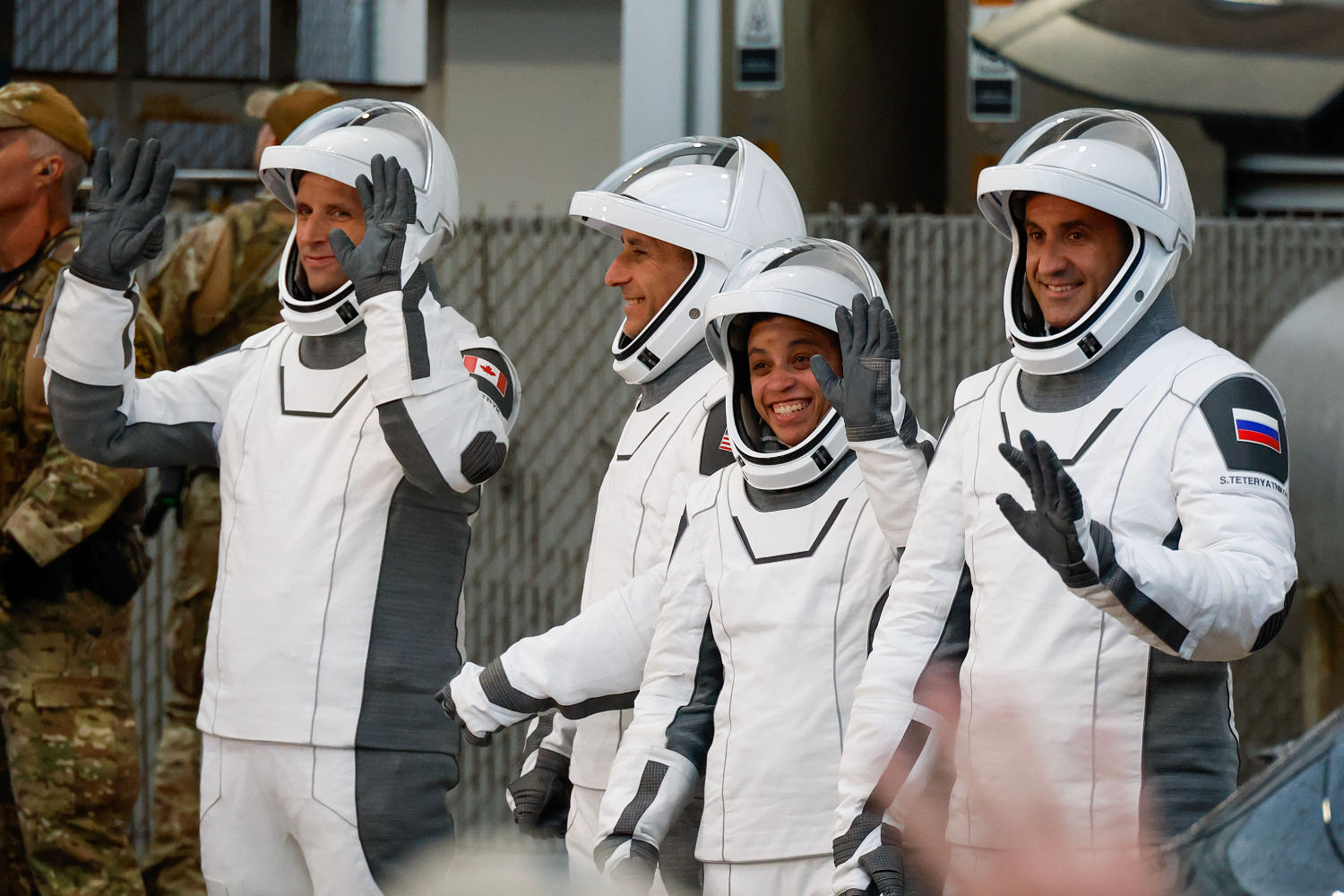Astronautas llegan a la Estación Espacial Internacional en un vuelo de SpaceX que batió el récord de velocidad en EE.UU.