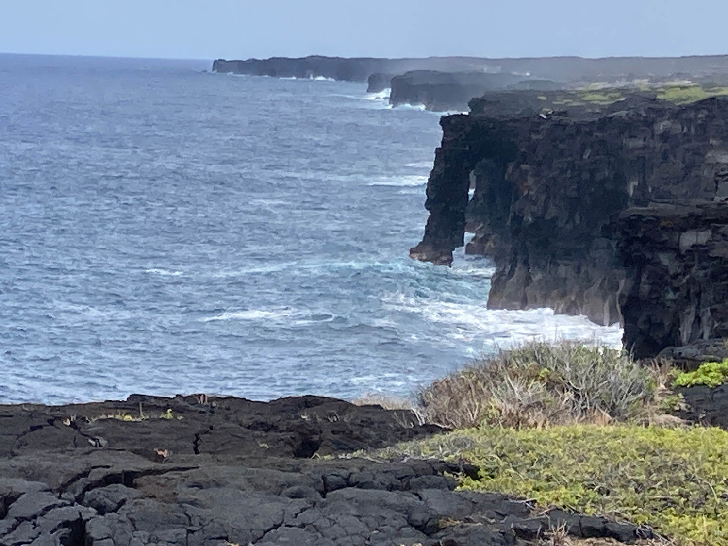 El derrumbe de un famoso arco marino en Hawaii provoca advertencias sobre la inestabilidad de los acantilados