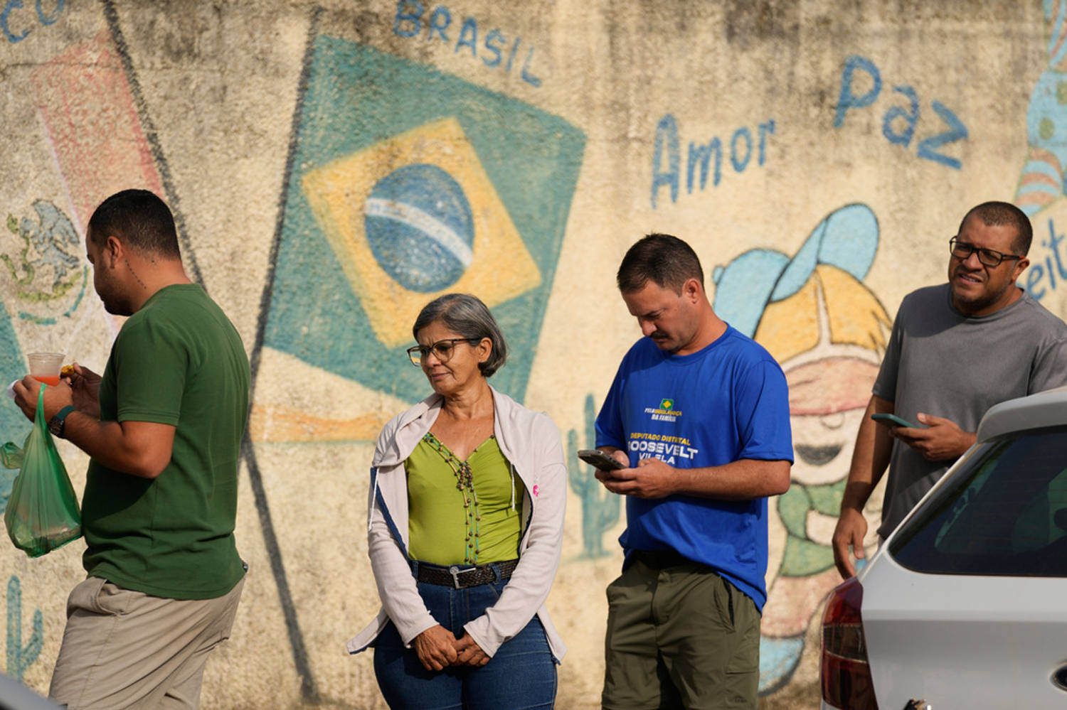 Los brasileños van a las urnas para elegir entre un aliado de Trump y Lula, que busca su cuarto mandato