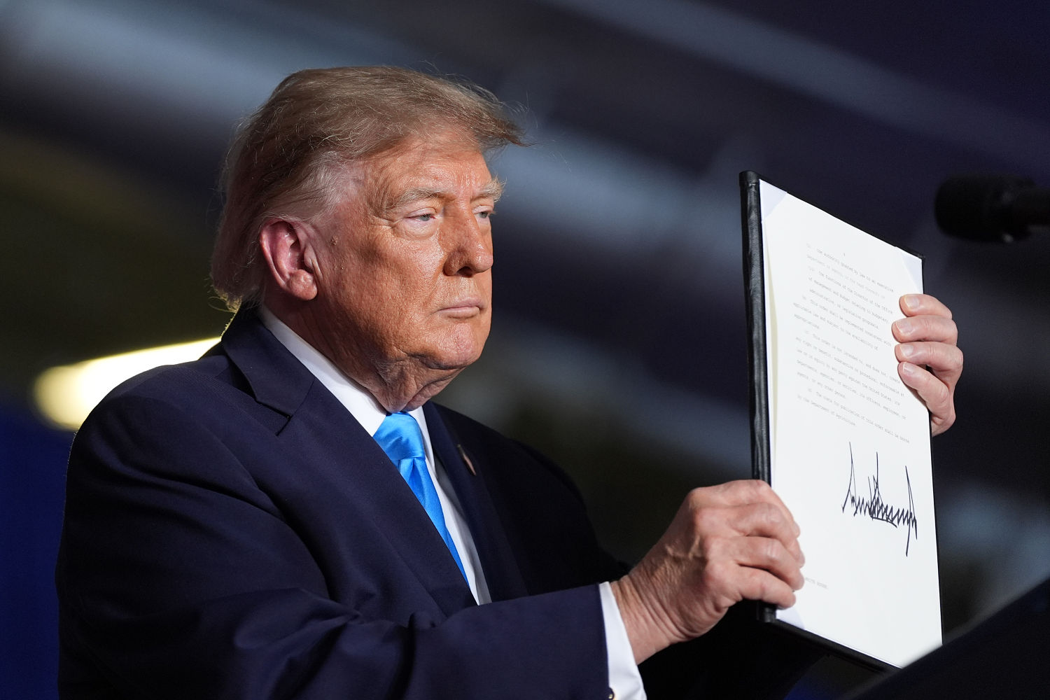 Trump firma una orden para ampliar el uso de diésel rojo libre de impuestos durante un mitin en Nebraska
