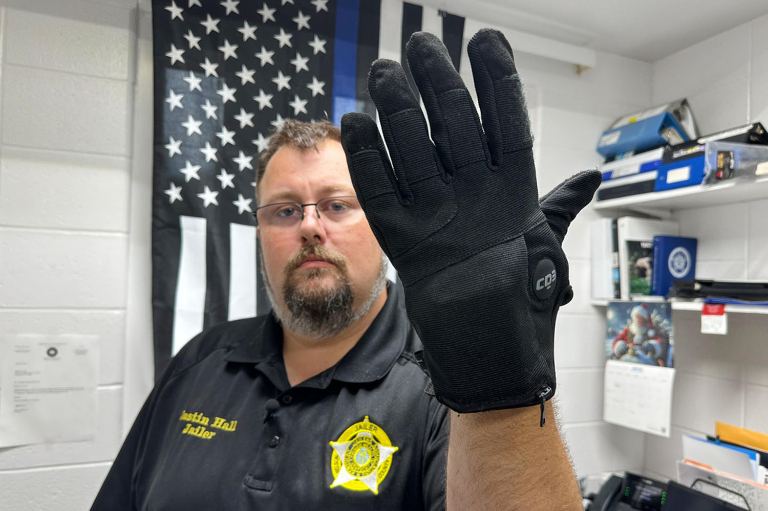 “Fatiga, dolor y un miedo excesivo a recibir otra descarga”: un experimento revela los efectos de los guantes eléctricos de ICE