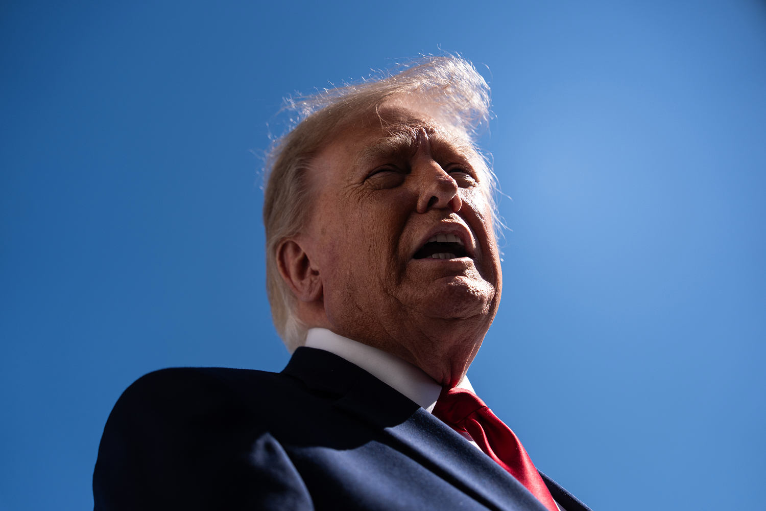 Demócratas demandan al Gobierno tras alegar que los anuncios a favor de Trump pagados con los impuestos violan la ley