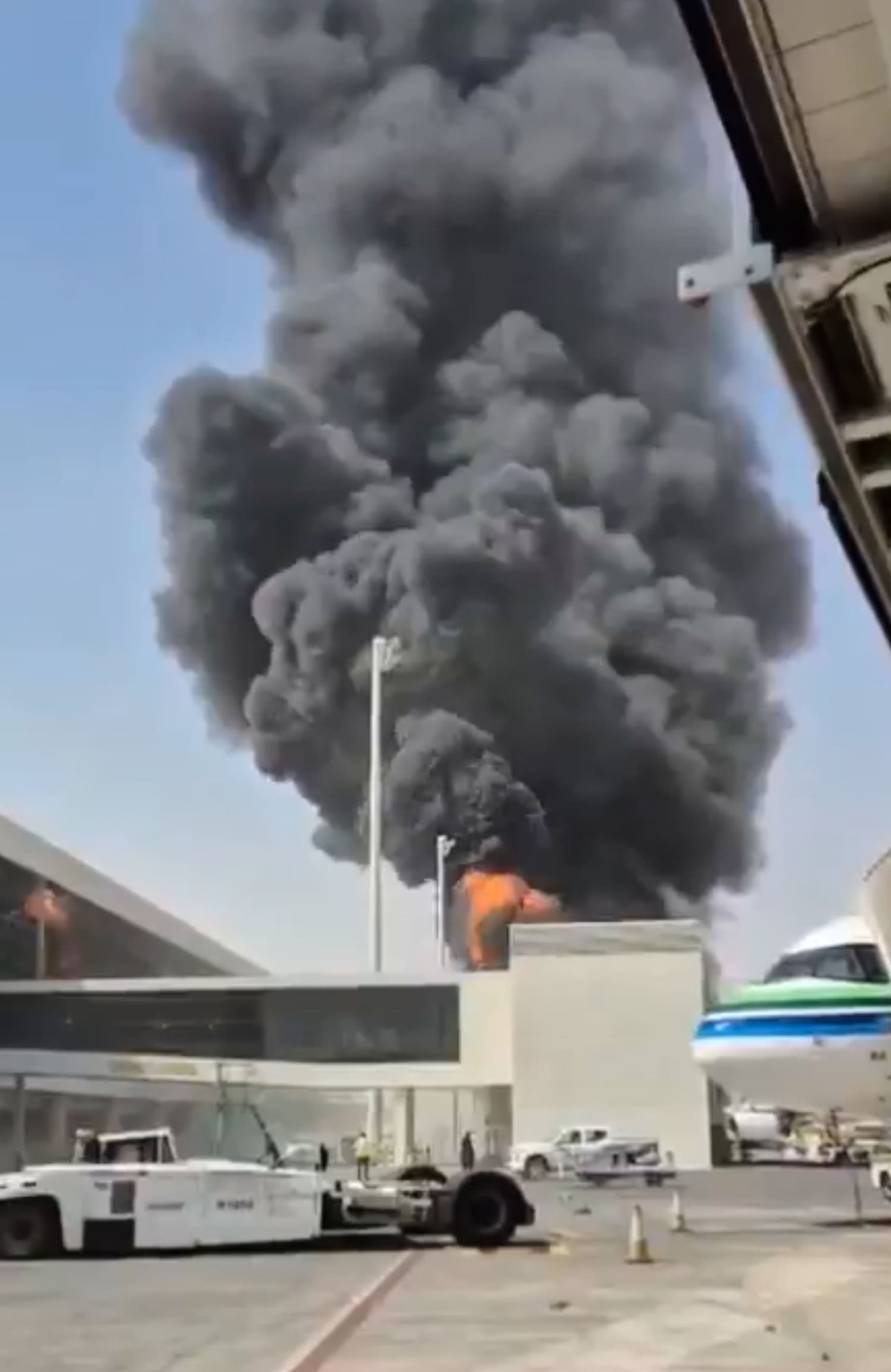 Un ataque al aeropuerto de la capital de Arabia Saudita deja “muchos heridos”, según funcionarios