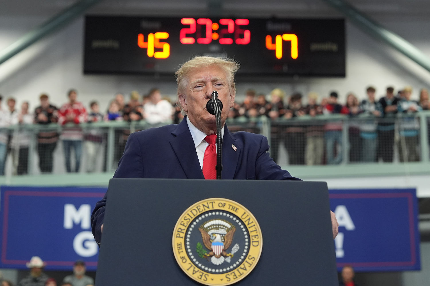 Trump viaja hasta Alaska para hacer campaña, en una señal de lo reñida que está la contienda por el Senado allí