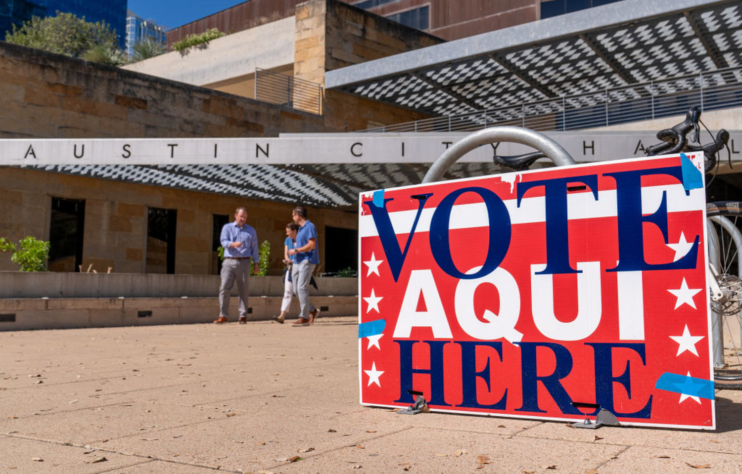 Los votantes latinos se alejan de Trump y de los republicanos, según encuesta de NBC News/Telemundo