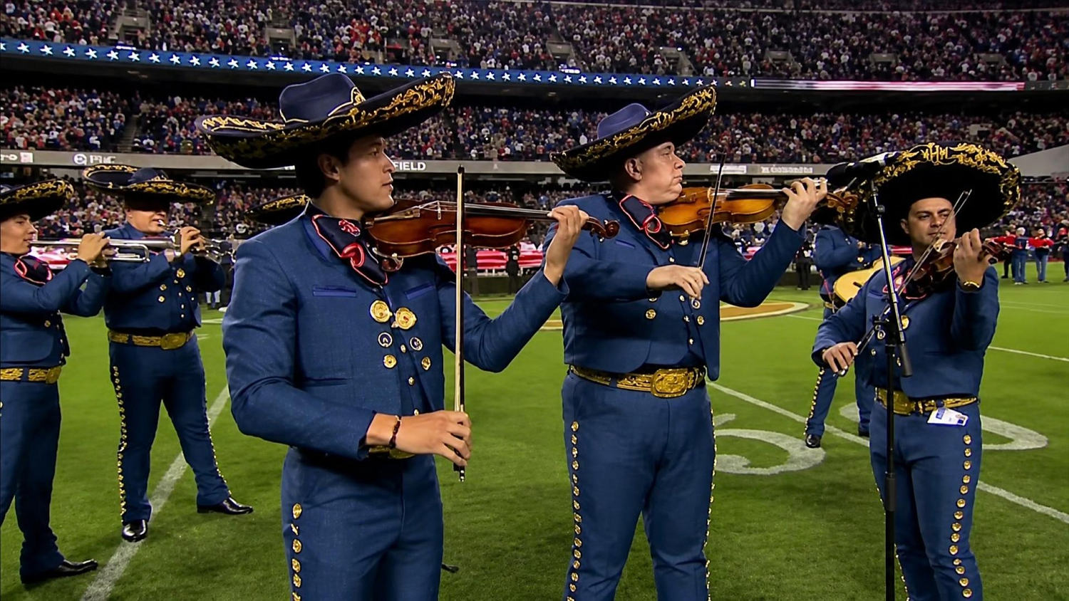 “Hicimos historia”: mariachi celebra tras interpretar el himno de EE.UU. en partido de la NFL