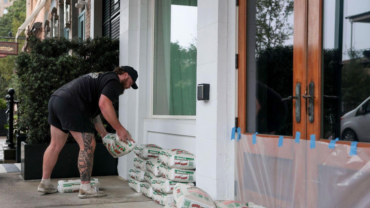 Floridenses de Pensacola están en alerta por un posible impacto directo del huracán Isaías
