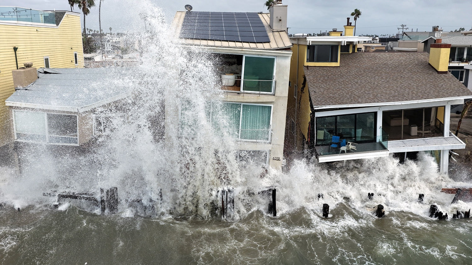 Fuerte oleaje por tormenta daña viviendas y obliga a evacuar zonas costeras de California