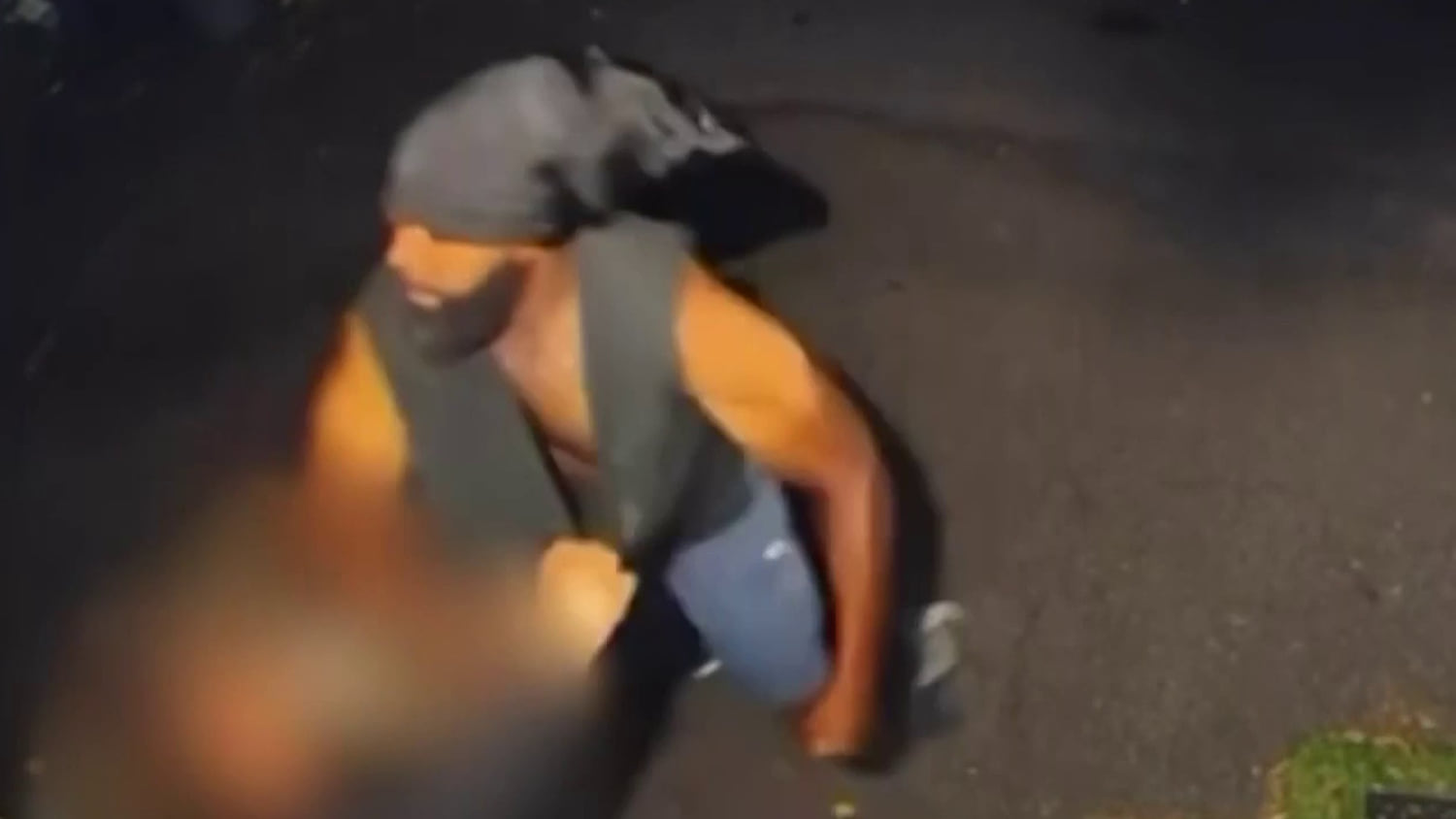 Vea cómo una mujer intenta defenderse de un hombre que la ataca frente a su casa en Nueva Jersey