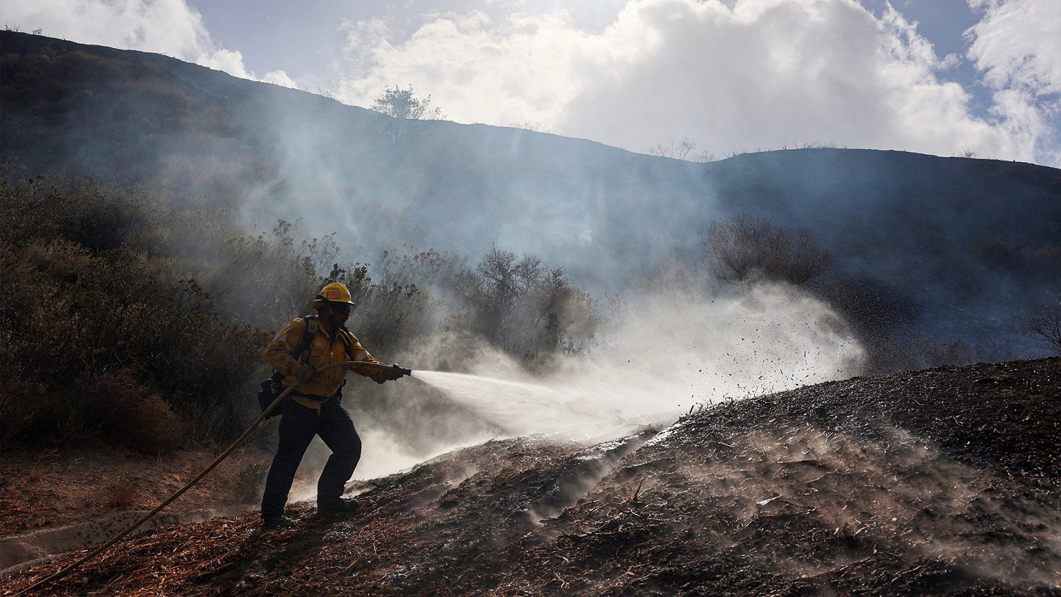 El incendio forestal Bike se propaga rápidamente en Santa Clarita y obliga a realizar evacuaciones