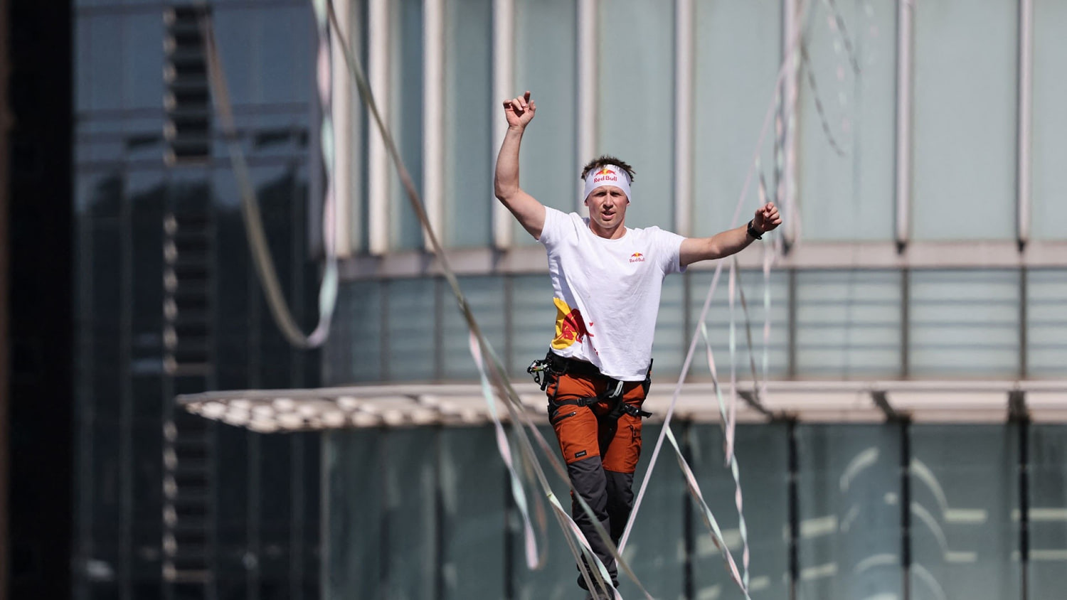 El campeón mundial sobre la cuerda floja logra una nueva hazaña