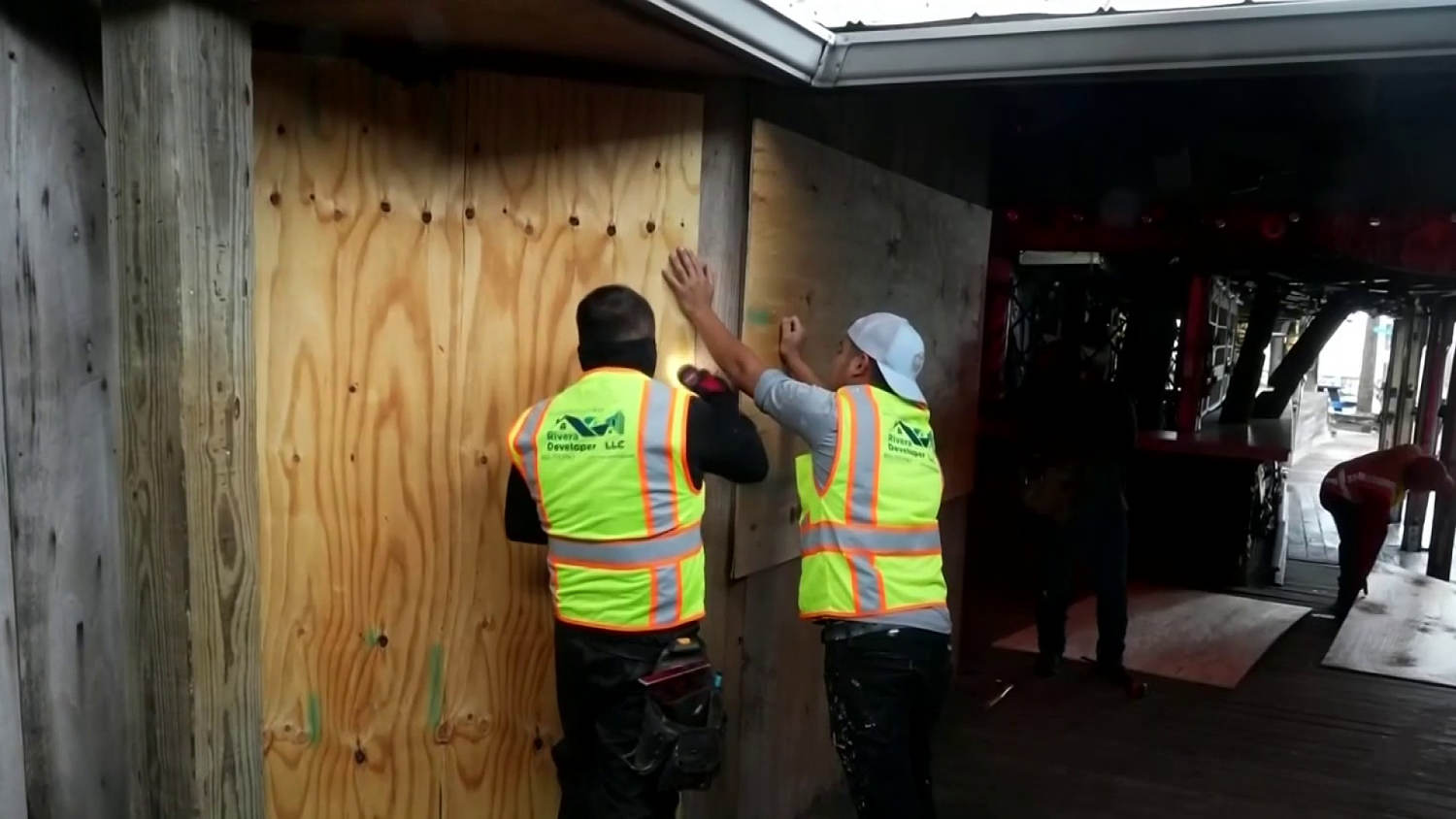 Trabajadores hispanos protegen comercios al norte de Florida ante la llegada del huracán Isaías