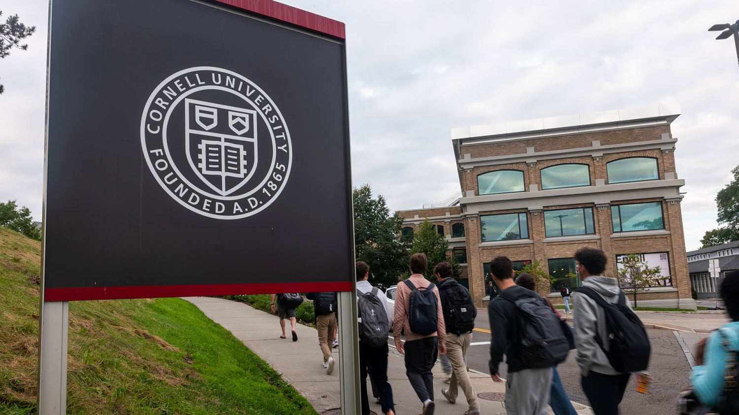 Revelan mensajes entre la exestudiante de Cornell que denuncia fue violada y uno de los acusados