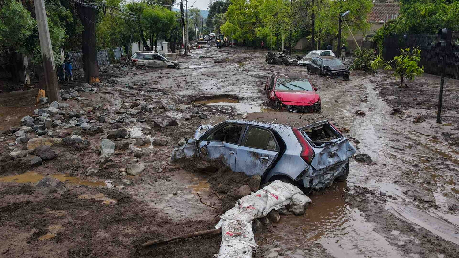 En Chile las fuertes lluvias dejan varias cuadras sepultadas en lodo