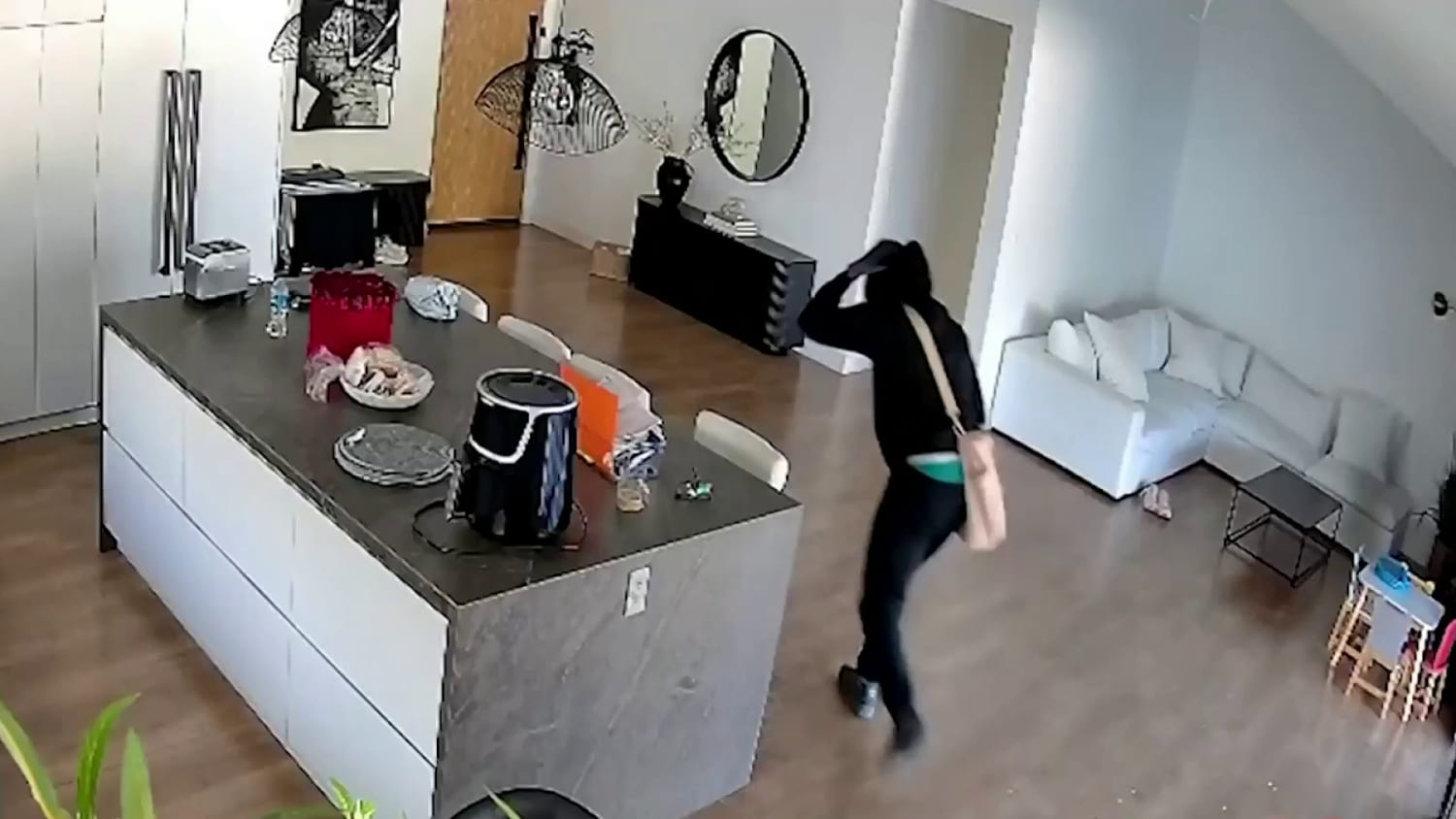 Cámaras captan cómo ladrones entran a robar en casas de Los Ángeles: la policía reveló sus rostros