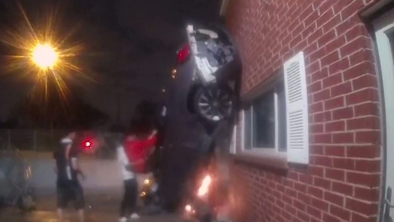 Un auto sale volando, atraviesa una barrera y se estrella contra un taller en Dallas