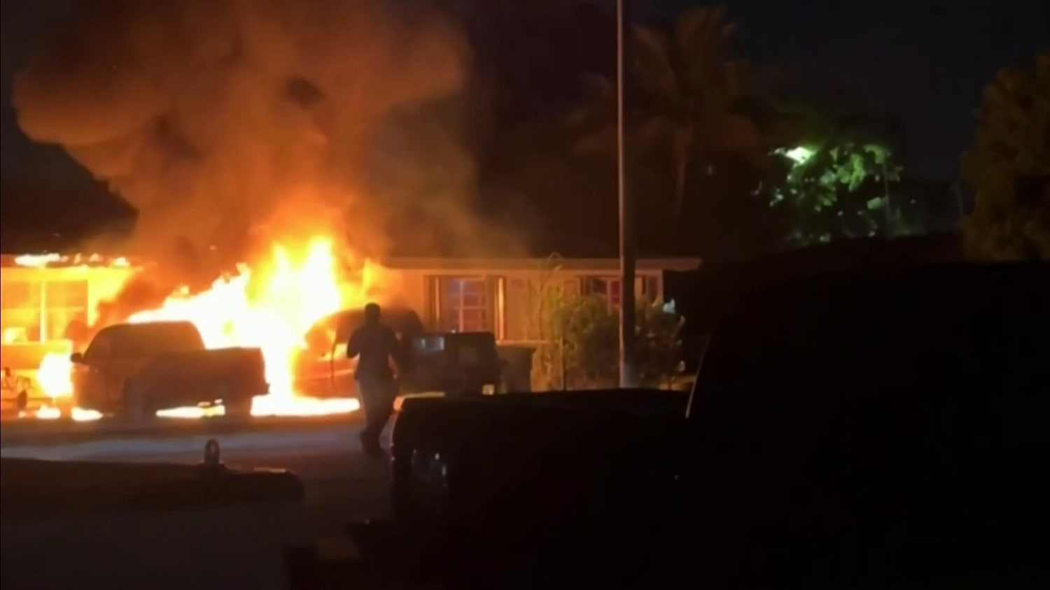 Vea cómo cuatro vehículos quedan envueltos en llamas cerca de una vivienda en Homestead, Florida