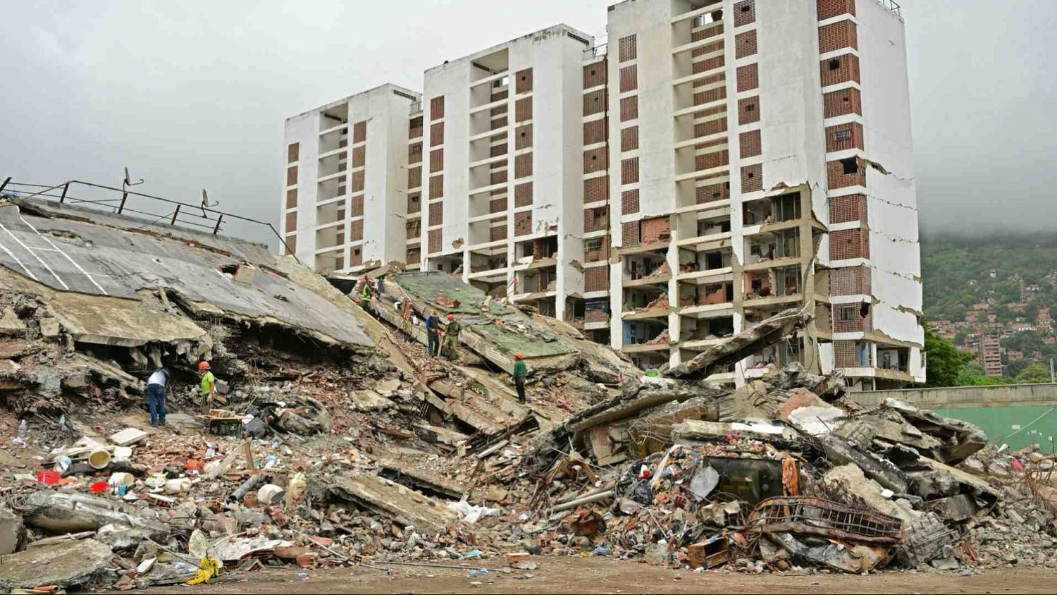 Vigilia en La Guaira por víctimas de terremotos a 100 días de la tragedia