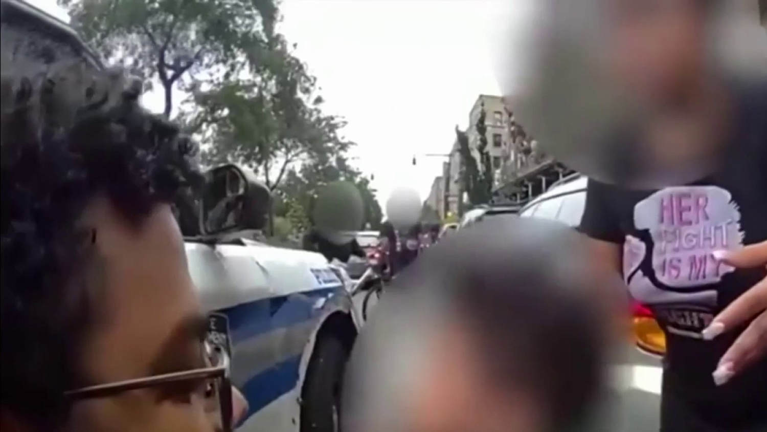 Dos policías reaniman a un bebé que estaba desvanecido en los brazos de su madre en el Bronx