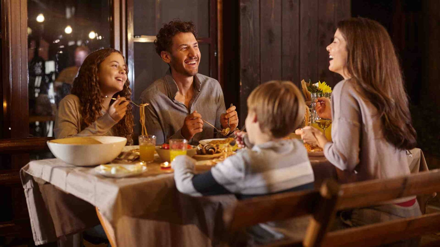 Una psiquiatra explica cómo comer en familia ayuda a conocer el bienestar emocional de los hijos