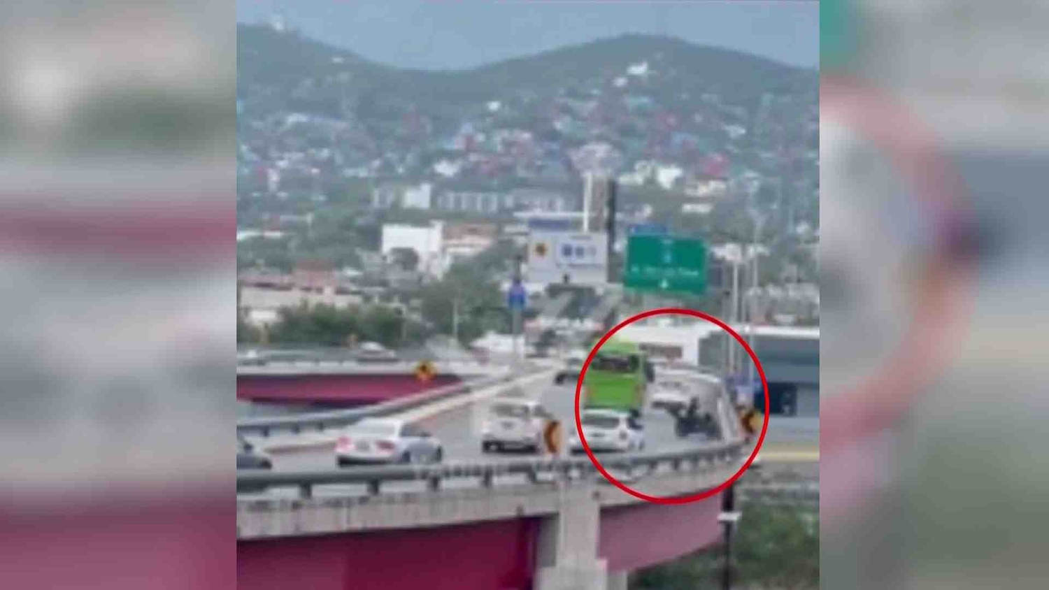 Vea el momento en que un motociclista cae casi 50 pies desde un puente en Monterrey, México