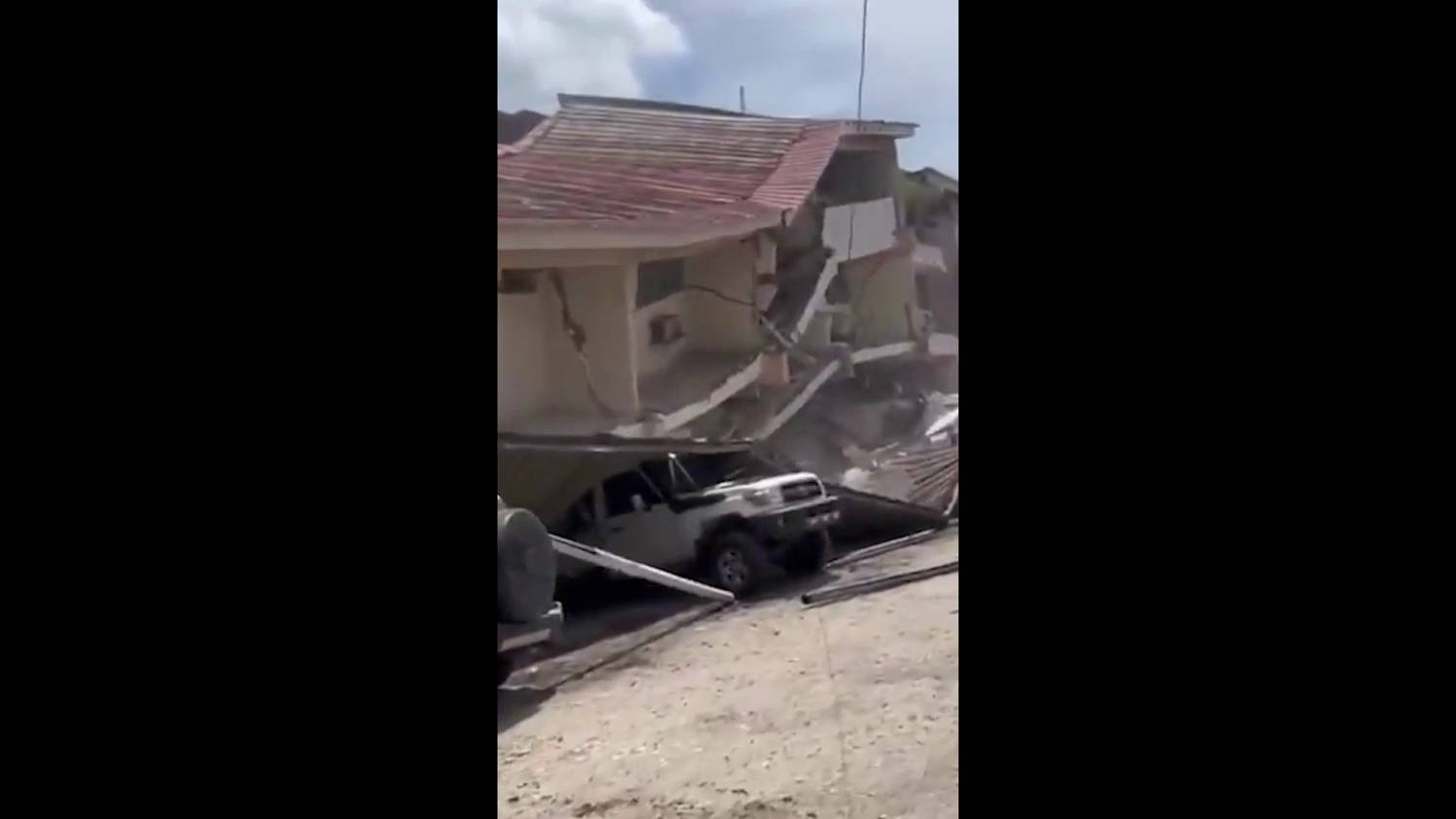 Derrumbe y escena de pánico tras el terremoto de magnitud 7.7 que sacudió Panamá