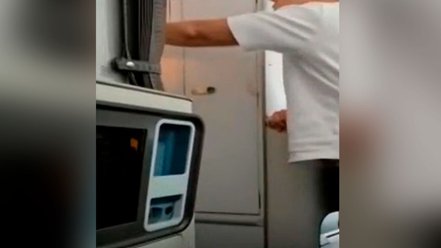 Vea la tensión que se vivió en el vuelo de Flydubai cuando los pasajeros hallaron al capitán herido