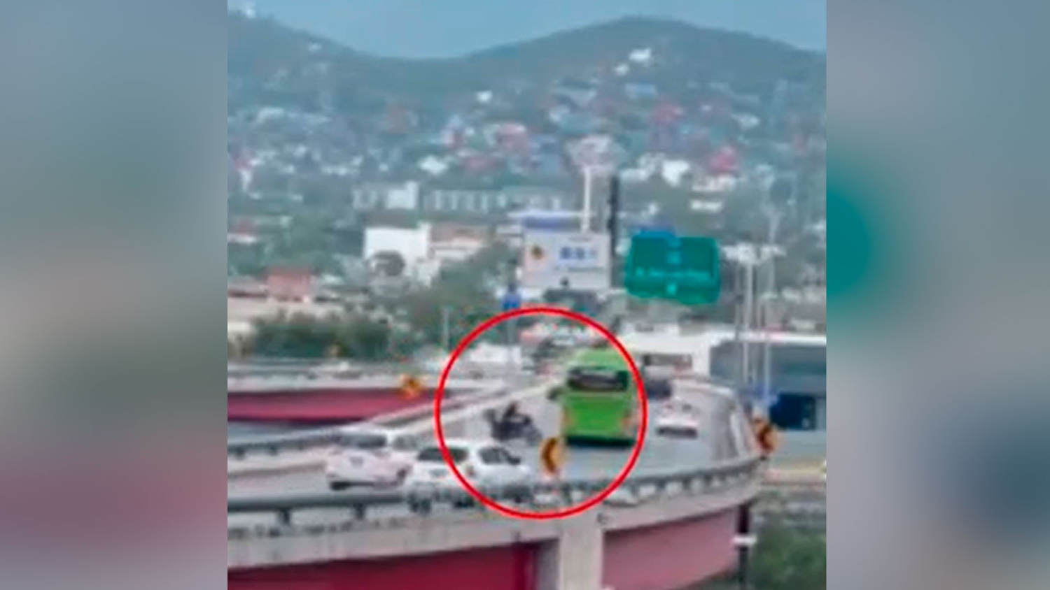 Un motociclista cayó a un río tras chocar contra la barrera de un puente en Monterrey, México