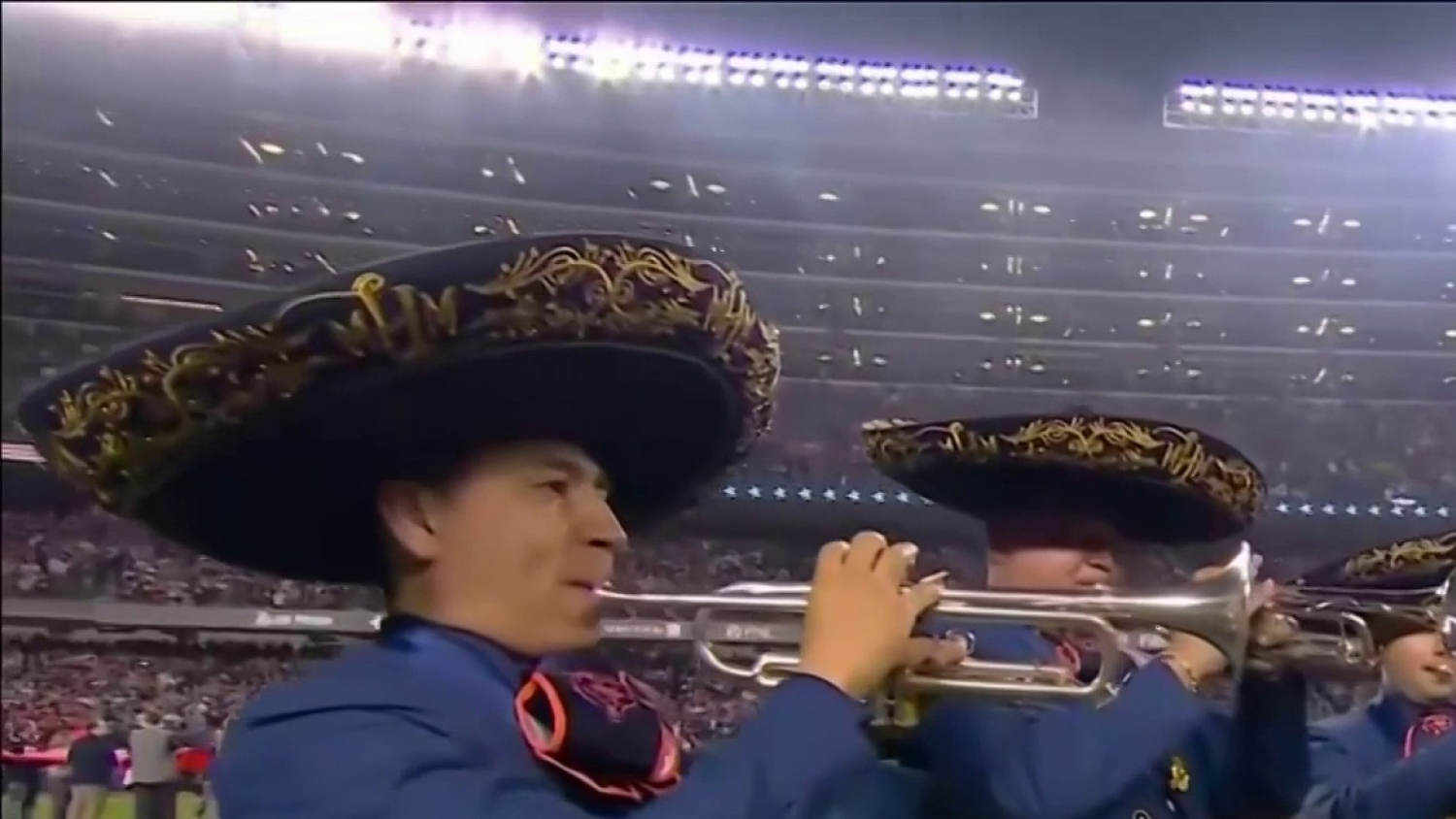 La interpretación del himno nacional con mariachi en un partido de la NFL genera críticas y apoyo