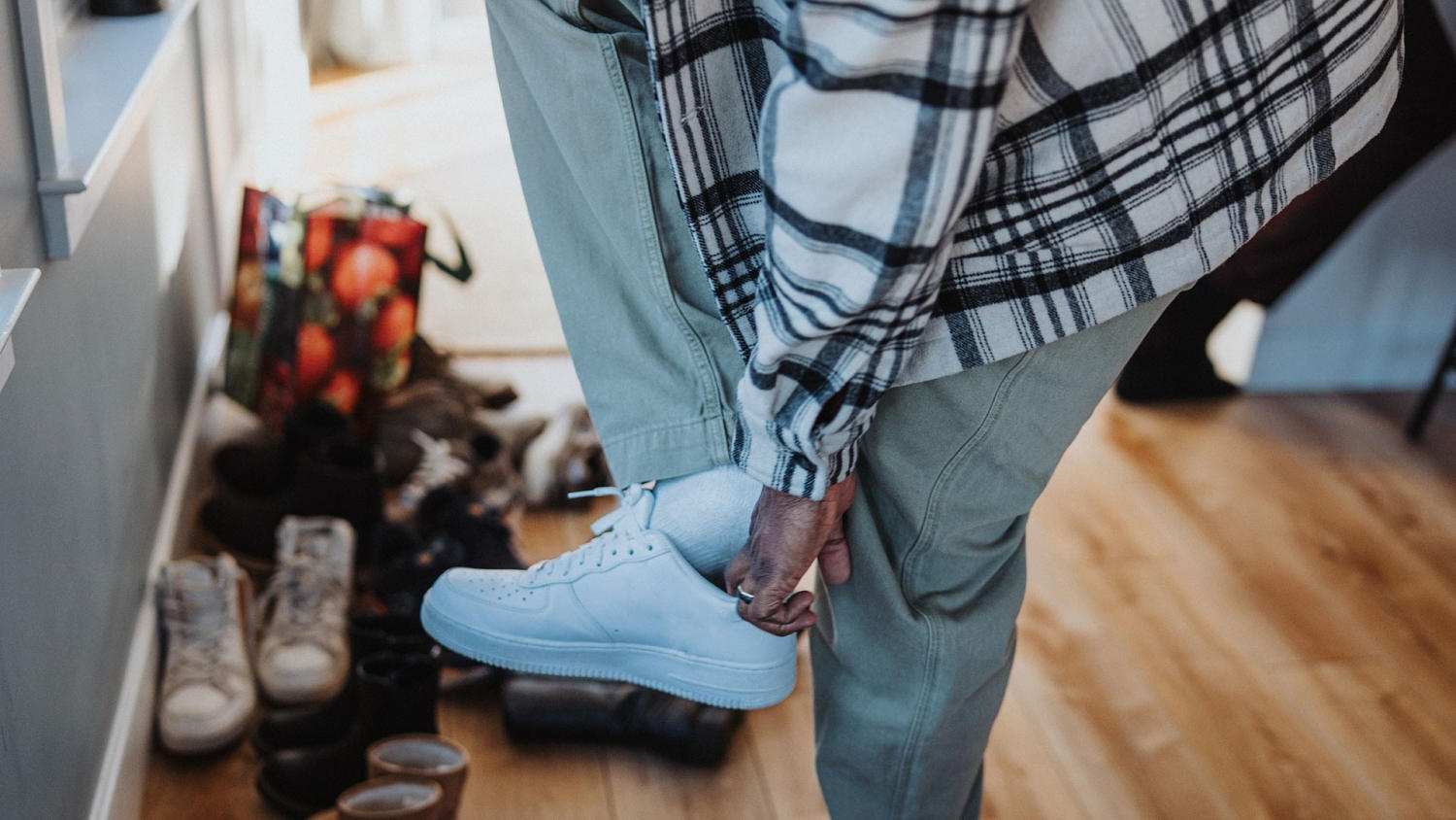 ¿Quitarse los zapatos dentro de casa puede evitar enfermedades? Un experto lo aclara